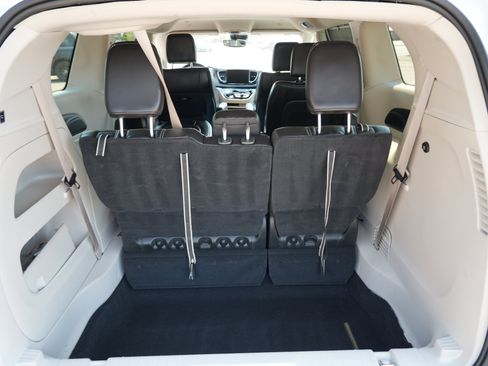 Used 2023 Chrysler Pacifica Touring-L FWD image 27