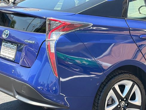 Used 2018 Toyota Prius Three Touring FWD image 4