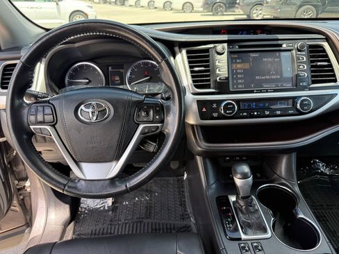 Used 2019 Toyota Highlander XLE AWD/4WD image 35