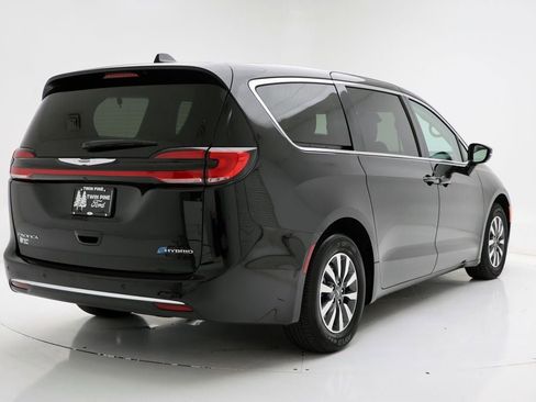 Used 2024 Chrysler Pacifica Select image 8