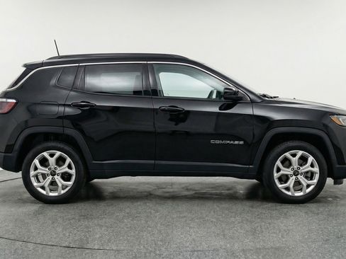 Used 2025 Jeep Compass Latitude image 11
