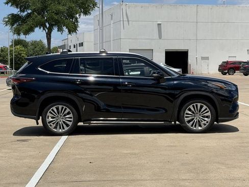 Used 2024 Toyota Highlander Platinum FWD image 3