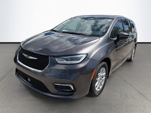 Used 2023 Chrysler Pacifica Touring-L image 8