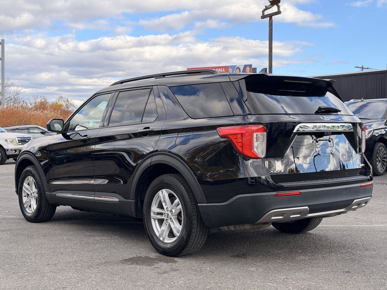 Used 2022 Ford Explorer XLT w/ Equipment Group 202A AWD/4WD image 9