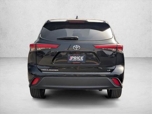 Used 2022 Toyota Highlander LE image 4