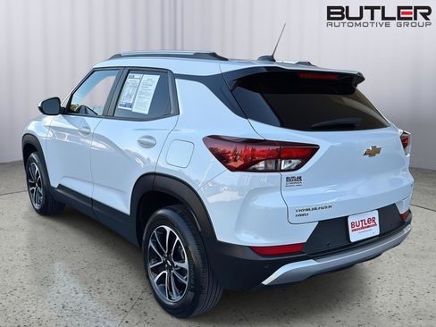 Used 2025 Chevrolet TrailBlazer LT w/ Driver Confidence Package image 3