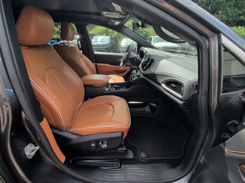 Used 2021 Chrysler Pacifica Pinnacle FWD image 18