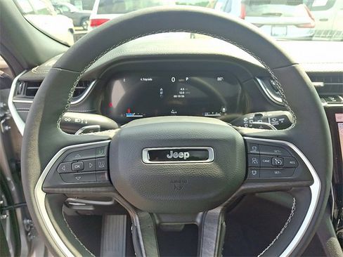 New 2025 Jeep Grand Cherokee Limited w/ Black Appearance Package image 19