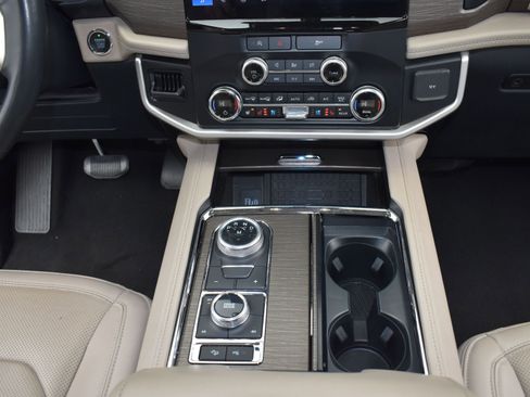 Used 2024 Ford Expedition Limited image 19