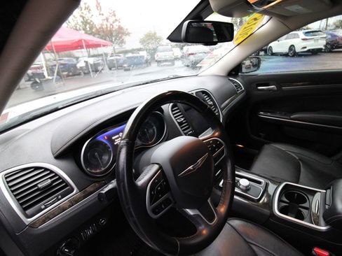 Used 2018 Chrysler 300 Limited image 12