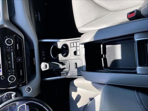 Used 2024 Toyota Highlander XLE FWD image 28
