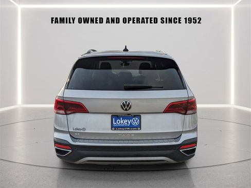 Certified 2023 Volkswagen Taos SE w/ Panoramic Sunroof Package image 6