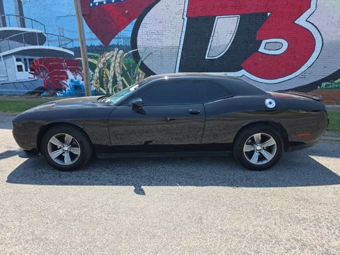 Used 2019 Dodge Challenger SXT RWD image 3