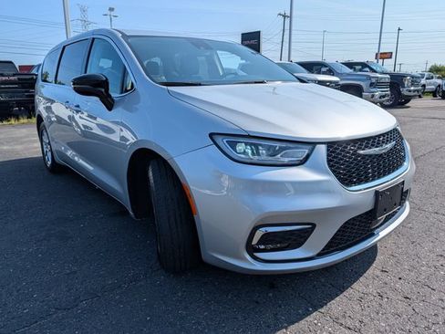 Used 2024 Chrysler Pacifica Touring-L FWD image 12