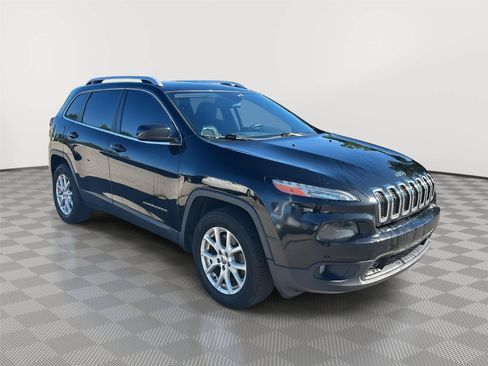 Used 2017 Jeep Cherokee Latitude w/ Trailer Tow Group AWD/4WD image 4