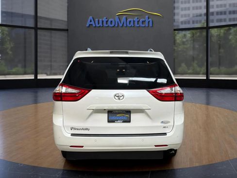 Used 2019 Toyota Sienna XLE w/ XLE Navigation Package FWD image 11