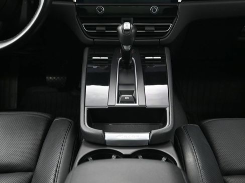 Used 2023 Porsche Macan image 10