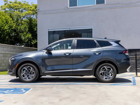 Used 2025 Kia Sportage LX FWD image 9