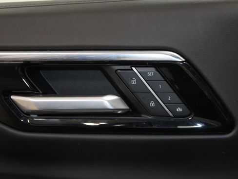 Used 2025 Chevrolet Suburban Z71 image 38