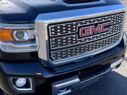 Used 2018 GMC Sierra 2500 Denali w/ Duramax Plus Package AWD/4WD image 31