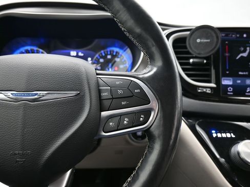 Used 2021 Chrysler Pacifica Touring-L image 49