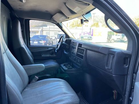 Used 2015 Chevrolet Express 2500 RWD image 10