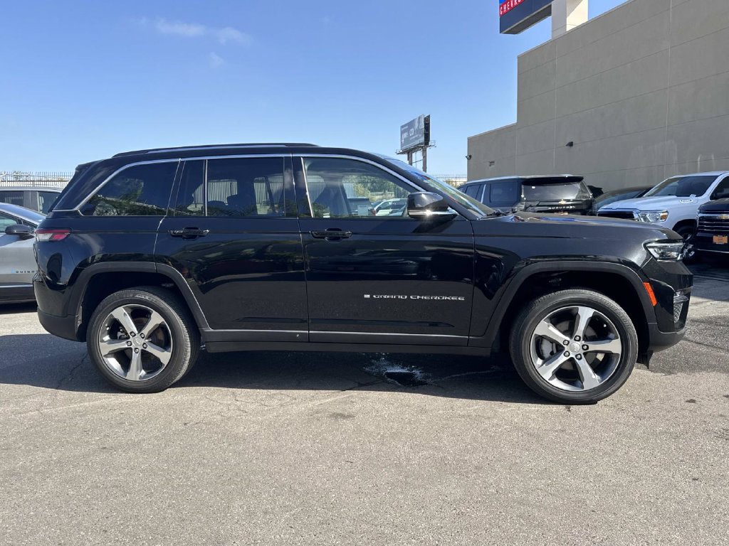 Used 2023 Jeep Grand Cherokee Limited AWD/4WD image 2