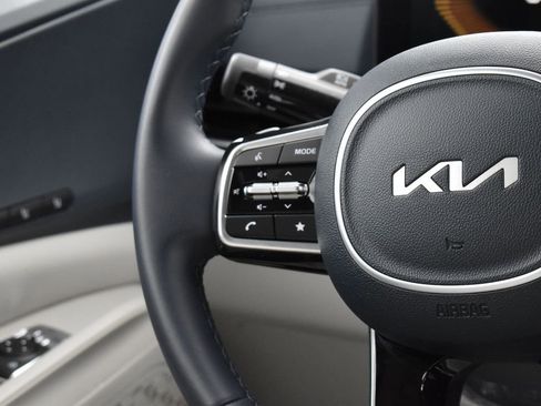 Used 2025 Kia Carnival EX image 17