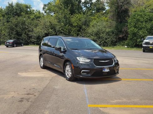 Used 2023 Chrysler Pacifica Touring-L FWD image 3