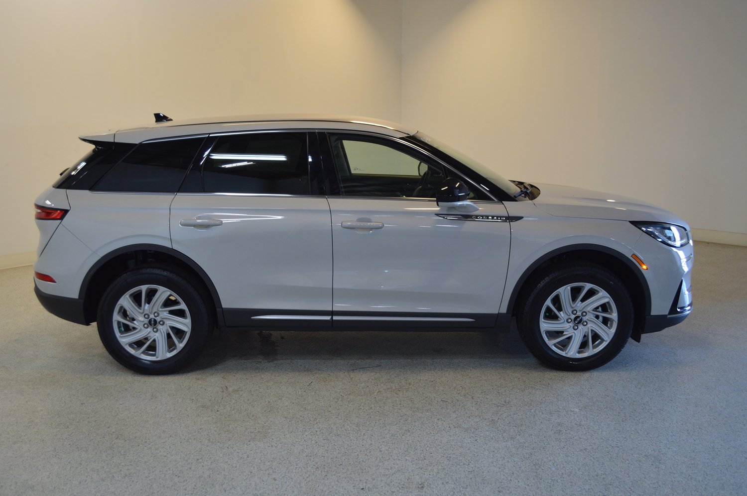 Used 2023 Lincoln Corsair FWD image 2