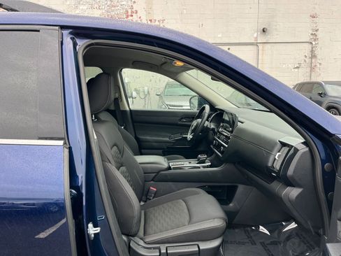 Used 2025 Nissan Pathfinder SV FWD image 29