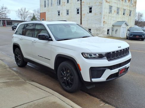 New 2026 Jeep Grand Cherokee Altitude AWD/4WD image 4