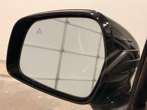 Used 2024 Kia Sorento S image 12