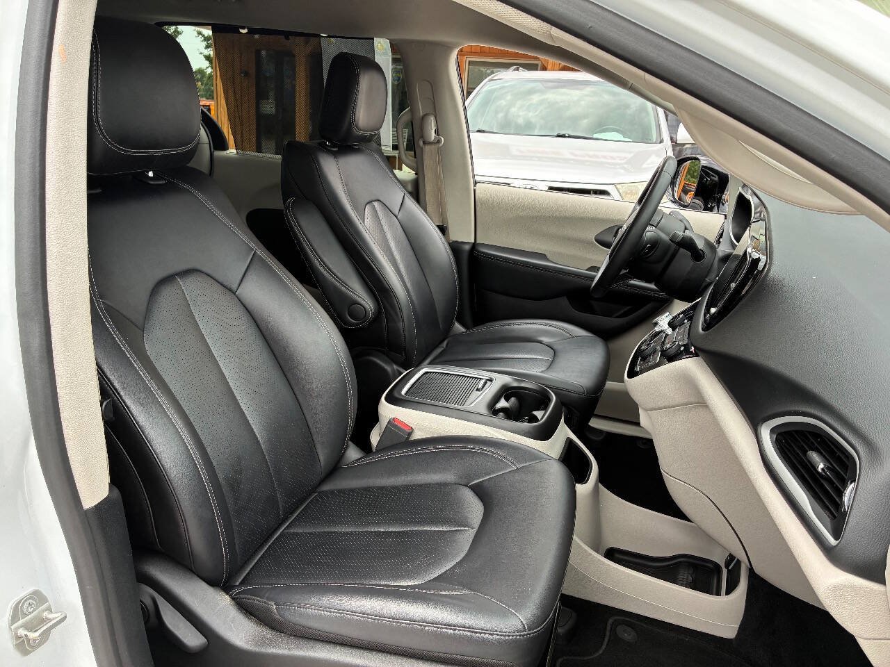 Used 2024 Chrysler Pacifica Touring-L FWD image 16