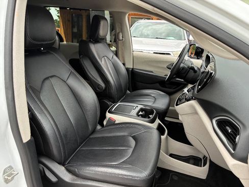 Used 2024 Chrysler Pacifica Touring-L FWD image 16