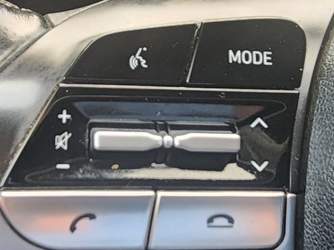 Used 2021 Hyundai Elantra Limited image 10