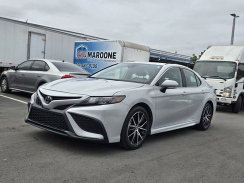 Used 2024 Toyota Camry SE image 3