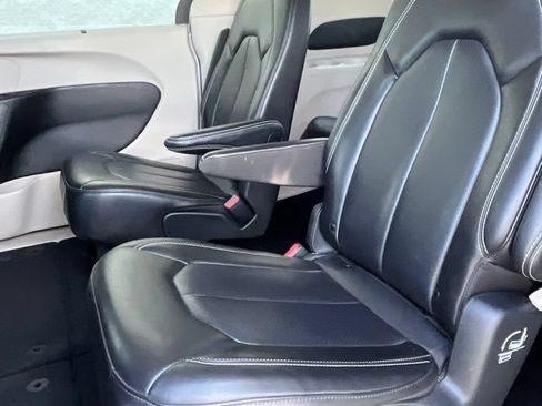 Used 2024 Chrysler Pacifica Touring-L FWD image 22