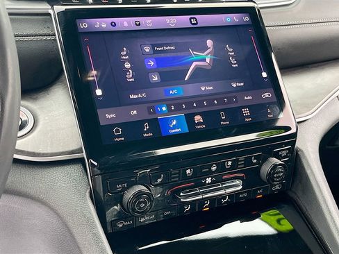Certified 2025 Jeep Grand Cherokee Limited w/ Luxury Tech Group II AWD/4WD image 16