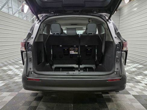 Used 2023 Toyota Sienna XLE FWD image 38