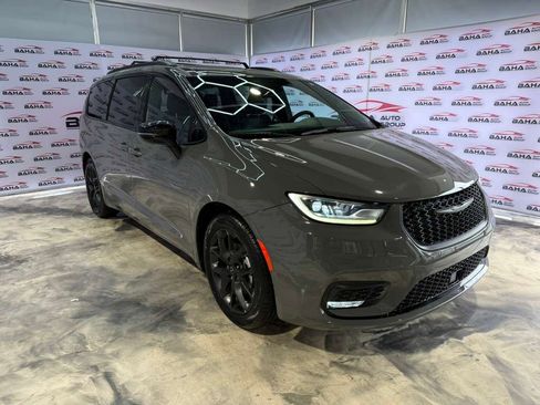 Used 2025 Chrysler Pacifica Limited image 5