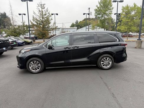 Used 2025 Toyota Sienna LE FWD image 2