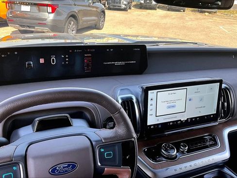 Used 2025 Ford Expedition King Ranch image 32