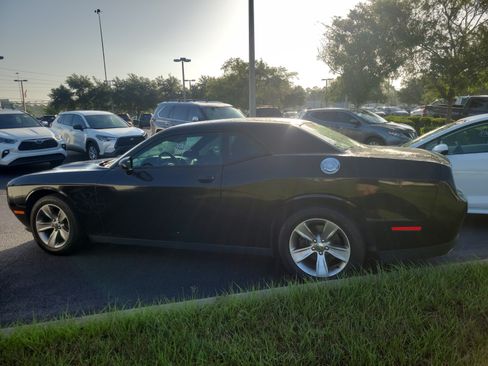 Used 2016 Dodge Challenger SXT RWD image 4