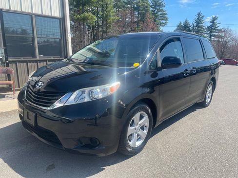 Used 2014 Toyota Sienna LE image 1