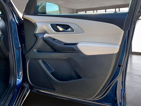 Used 2022 Chevrolet Traverse LT image 25