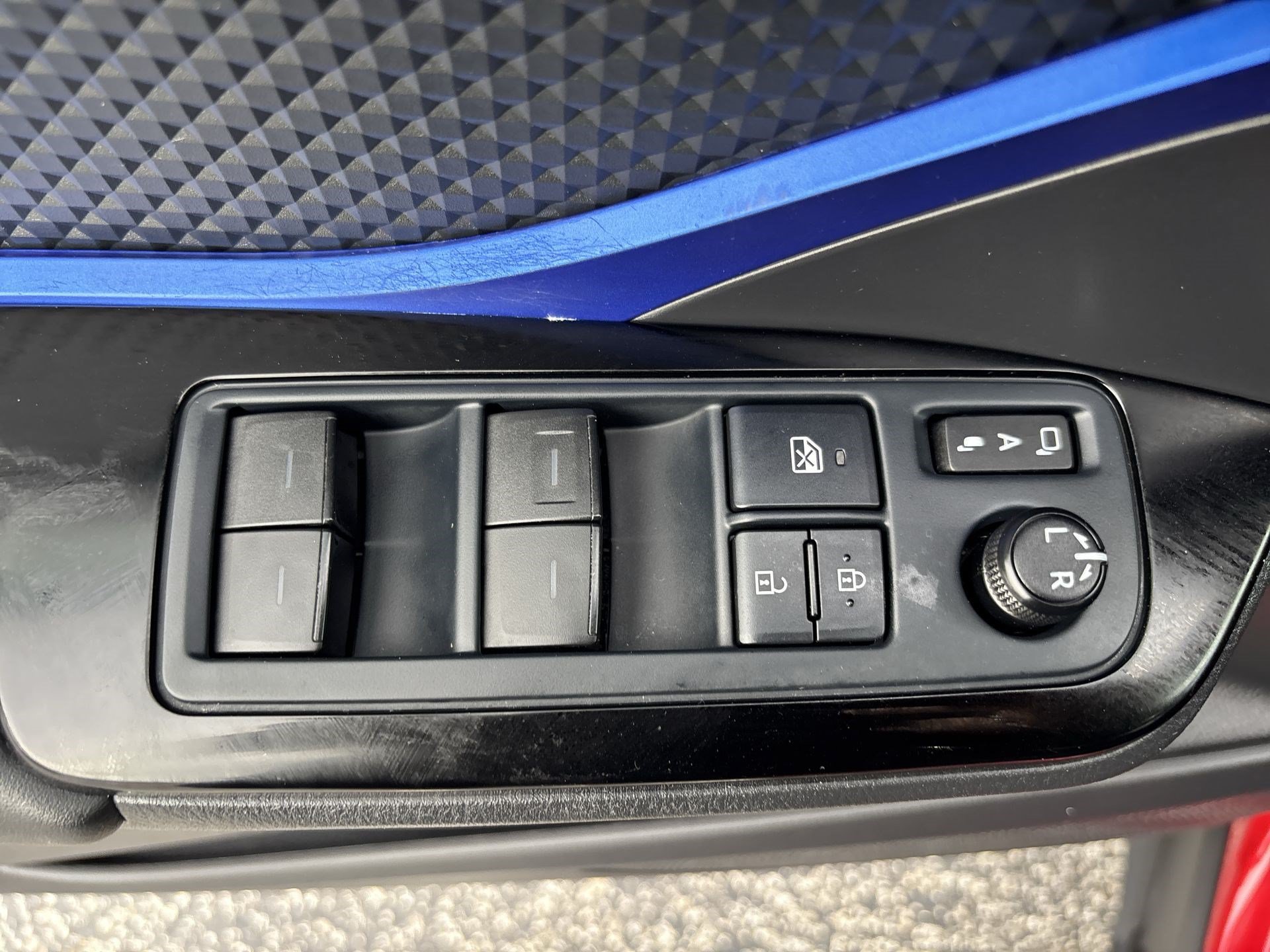 Used 2021 Toyota C-HR XLE FWD image 15