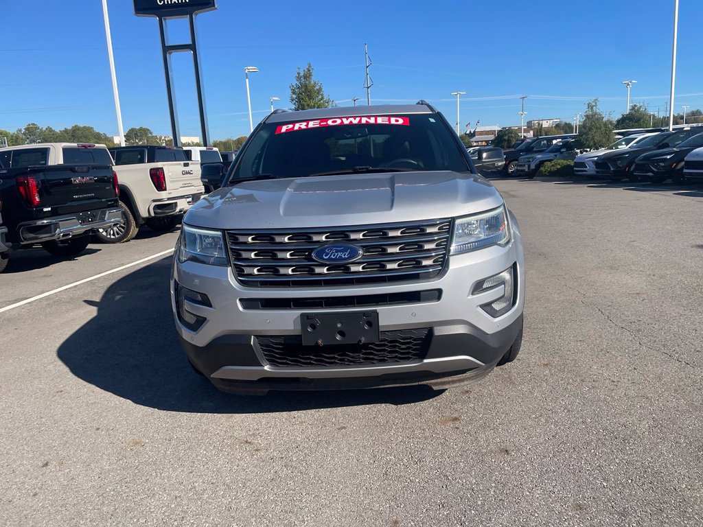 Used 2017 Ford Explorer XLT w/ Equipment Group 202A FWD image 2