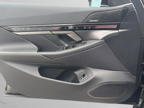 Used 2025 BMW i5 eDrive40i w/ Premium Package image 32