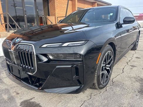 Used 2024 BMW 750e xDrive w/ Premium Package AWD/4WD image 2
